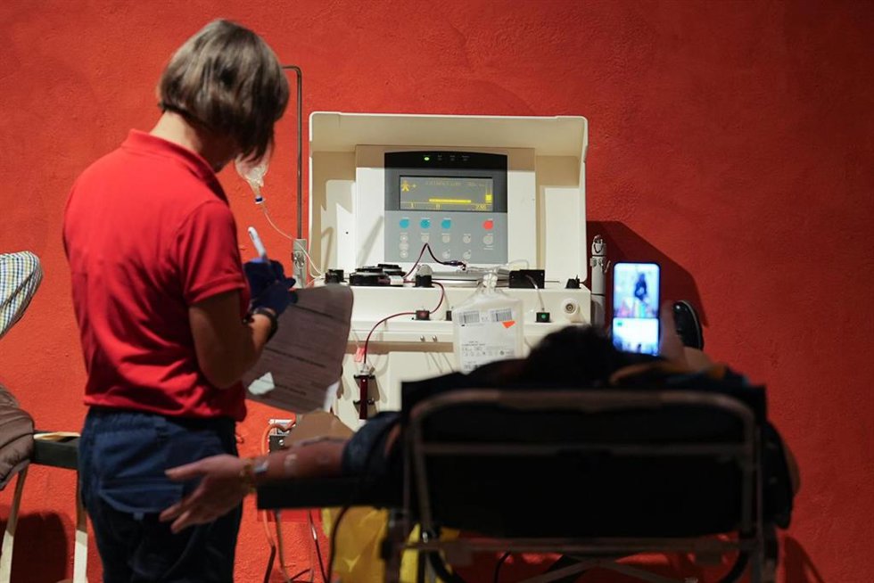 Archivo - Extraen sangre a una persona que acude al llamamiento del CRTS con ocasión del tradicional maratón de donaciones en la Fundación Cajasol, en foto de archivo
