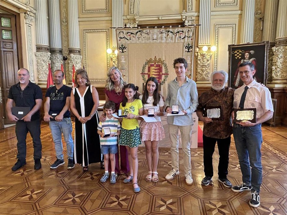 Foto de familia de la concejal de Educación y Cultura, Irene Carvajal, con los premiados en Concurso de Pintura San Pedro Regalado de 2026.