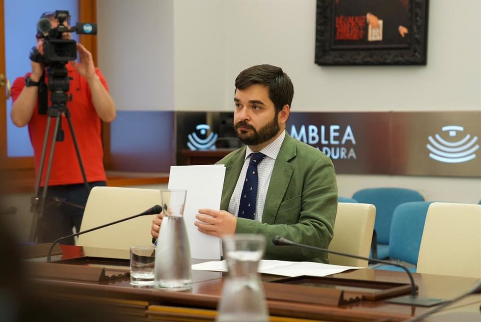 El director general de Servicios Sociales, Infancia y Familia, Eliseo Fernández Fernández, durante la celebración de una comisión en la Asamblea de Extremadura
