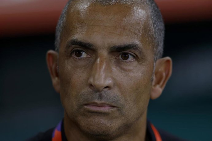 El exseleccionador de Túnez Sabri Lamouchi reacciona durante el partido del Grupo F del Mundial 2026 entre Suecia y Túnez, disputado en el Estadio de Monterrey (México)