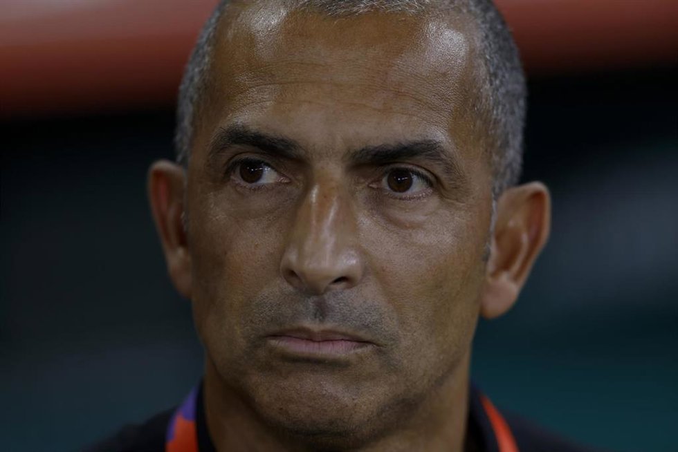 El exseleccionador de Túnez Sabri Lamouchi reacciona durante el partido del Grupo F del Mundial 2026 entre Suecia y Túnez, disputado en el Estadio de Monterrey (México)