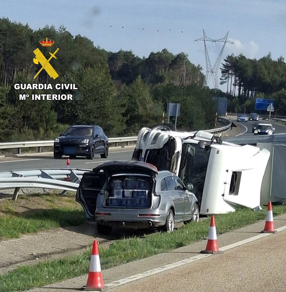 Camión accidentado en la A-6 del que se sustrajeron neumáticos y cajas de alimentos valorados en más de 30.000 euros.