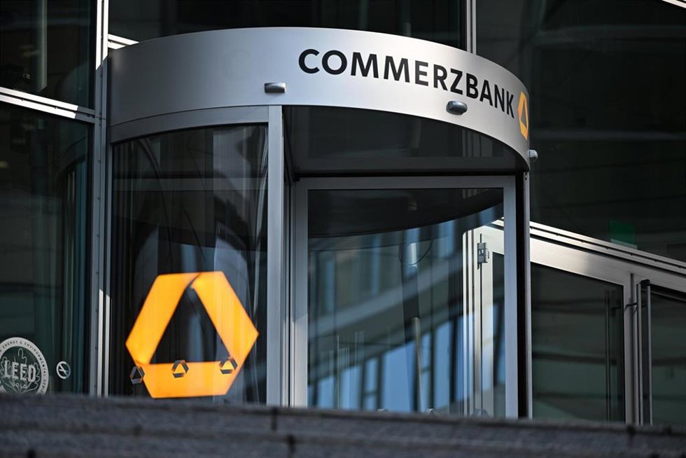 Archivo - FILED - 16 March 2026, Hesse, Frankfurt/Main: The bank's name is displayed at the entrance to the Commerzbank Tower. Germany's Commerzbank plans to cut around 3,000 additional full-time jobs across the group, the DAX-listed lender says. Photo: M