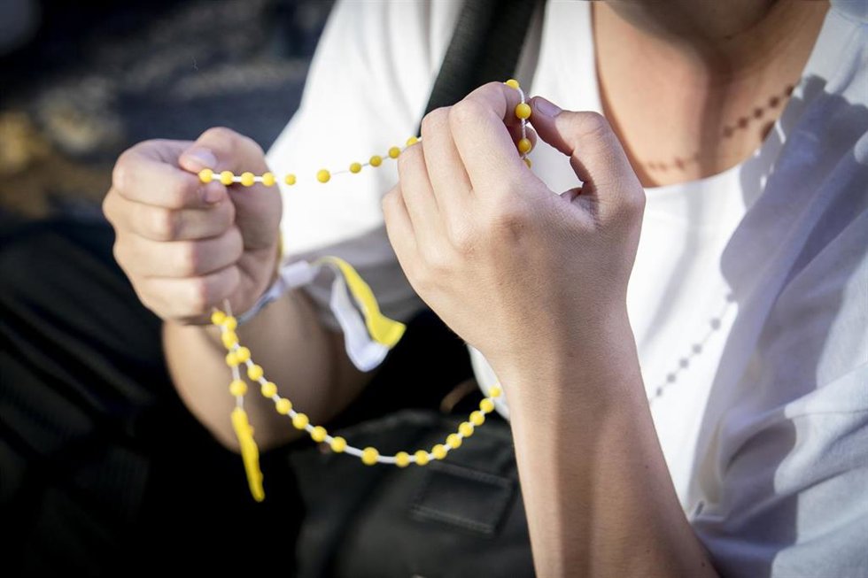 Una persona sostiene un rosario en la mano durante la llegada del Papa León XIV a la vigilia de oración con los jóvenes, en la Plaza de Lima, a 6 de junio de 2026, en Madrid (España). 