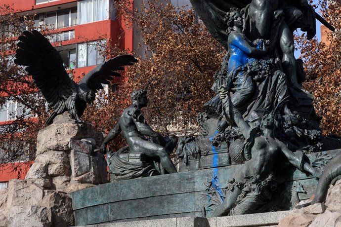 Santiago, 15 de junio de 2026. Lanzan pintura a Fuente Alemana ubicada en Parque Forestal. Jonnathan Oyarzun/Aton Chile