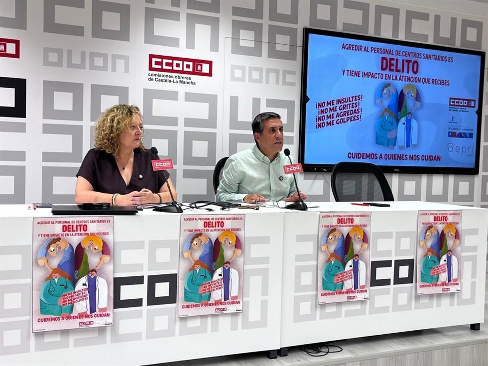La secretaria general Federación Sanidad y Sectores Sociosanitarios, Pilar Ramos, junto al secretario general, Javier Ortega, presentan la campaña contra agresiones  a personal sanitario.