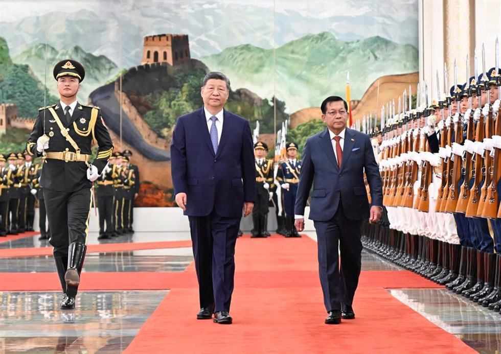 El presidente de China, Xi Jinping, junto al líder de Birmania, Min Aung Hlaing.