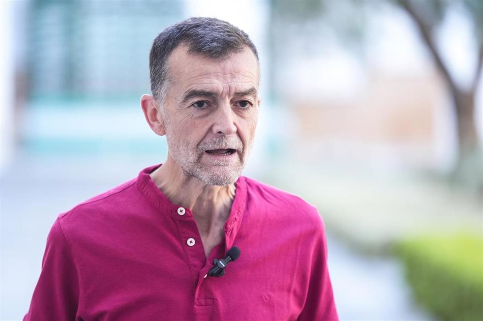 El coordinador federal de IU y portavoz de Por Andalucía, Antonio Maíllo, atiende a los medios en una imagen de archivo.