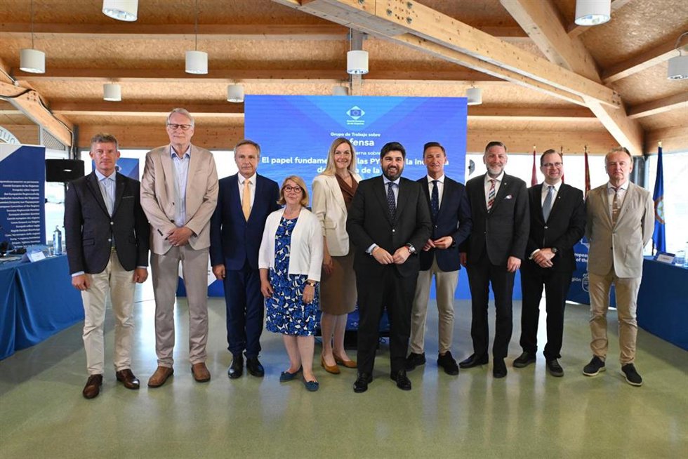 EL jefe del Ejecutivo autonómico, Fernando López Miras, ha presidido en Cartagena el Grupo de Trabajo de Defensa del Comité Europeo de las Regiones