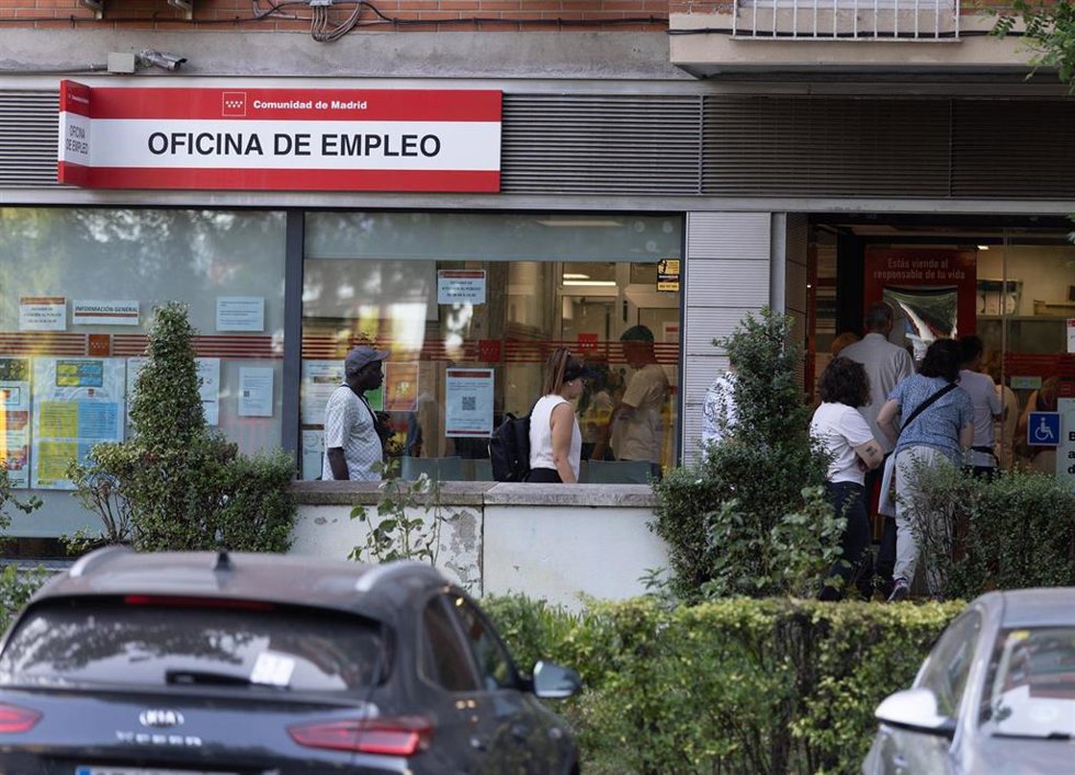 Archivo - Varias personas hacen cola en una oficina del SEPE en Madrid.