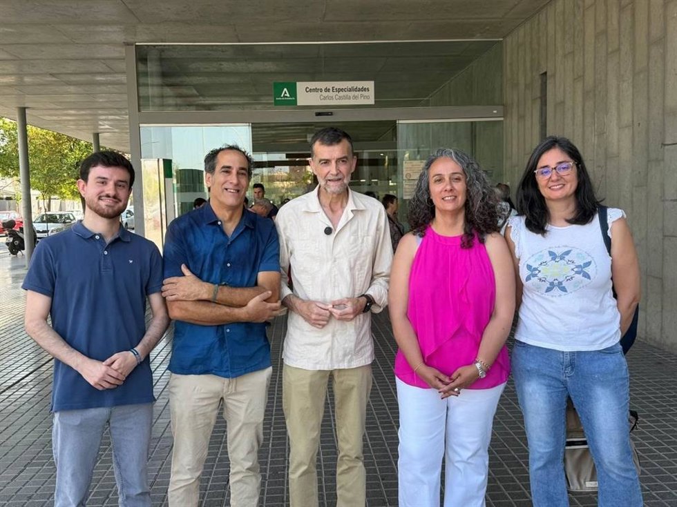 El portavoz de Por Andalucía, Antonio Maíllo, junto a representantes de la coalición en el Centro de Especialidades Carlos Castilla del Pino en Córdoba.