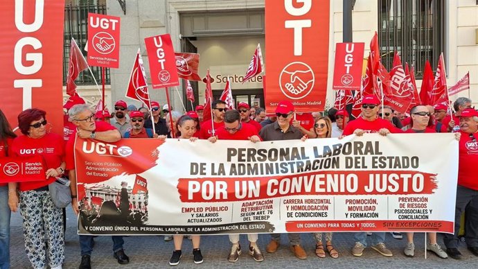 Concentración de UGT Servicios Públicos frente al Ministerio de Hacienda.