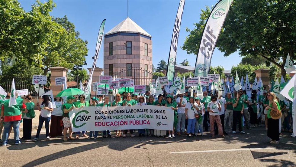 Imagen de la concentración de CSIF a las puertas de Presidencia.