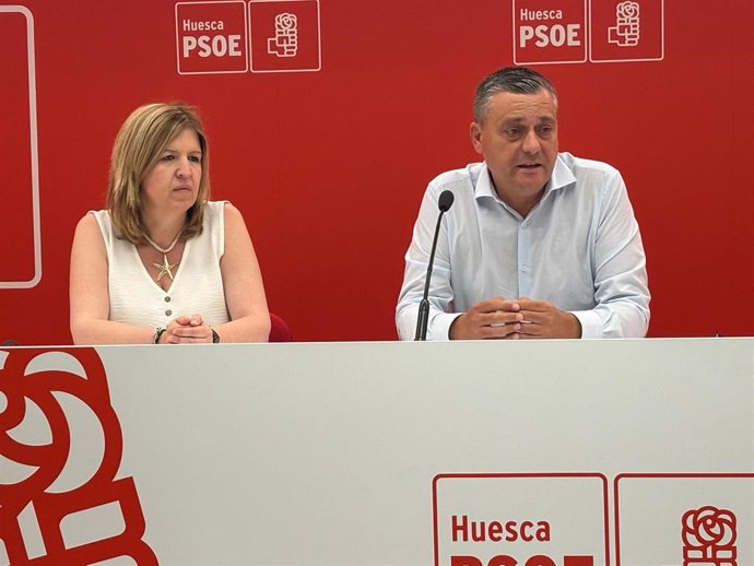 El secretario general del PSOE Alto Aragón, Fernando Sabés, y la secretaria de Organización, Elena Casaus.