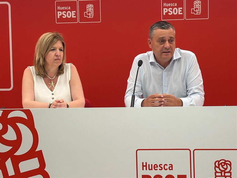 El secretario general del PSOE Alto Aragón, Fernando Sabés, y la secretaria de Organización, Elena Casaus.