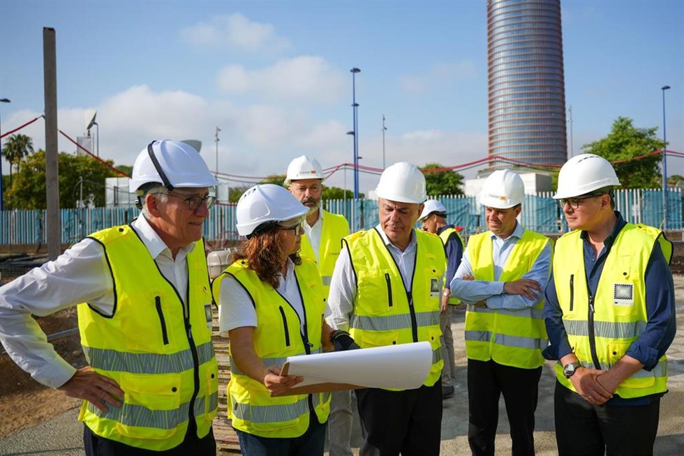 Visita del alcalde de Sevilla, José Luis Sanz, a las obras de construcción del nuevo edificio JRC de la Comisión europea