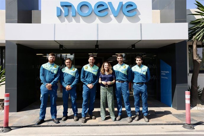 La consejera de Desarrollo Educativo y Formación Profesional en funciones y titular de la Universidad, Investigación e Innovación; María del Carmen Castillo, junto a alumnos de FP Dual que estudian en el complejo de Moeve en La Rábida.