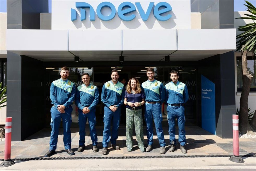 La consejera de Desarrollo Educativo y Formación Profesional en funciones y titular de la Universidad, Investigación e Innovación; María del Carmen Castillo, junto a alumnos de FP Dual que estudian en el complejo de Moeve en La Rábida.