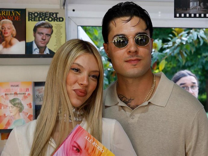 Alejandra Rubio y Carlo Costanzia, en la presentación del libro de la joven en la Feria del Libro de Madrid
