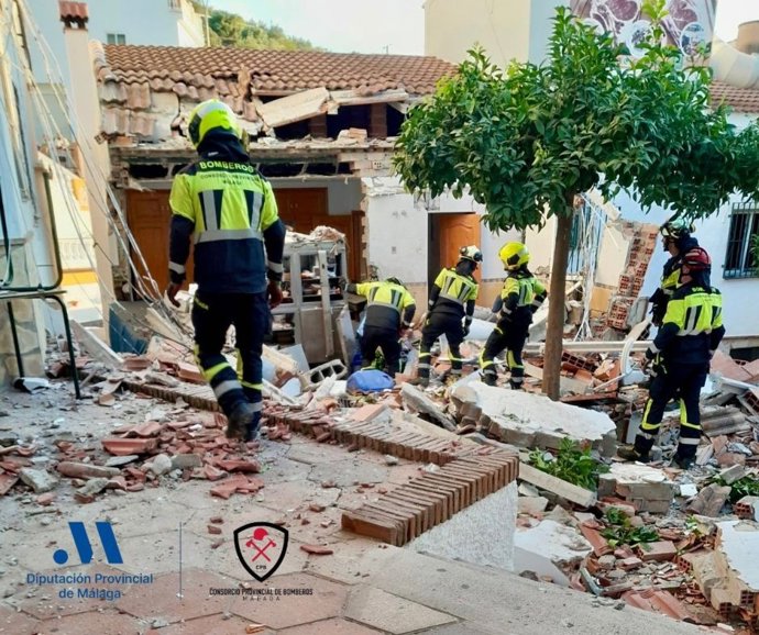 La explosión de una bombona en un restaurante de Sayalonga (Málaga) causa dos heridos y el derumbe parcial.