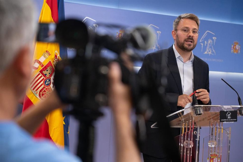 El portavoz adjunto de SUMAR en el Congreso, Alberto Ibáñez, durante una rueda de prensa en el Congreso de los Diputados, a 16 de junio de 2026, en Madrid (España).