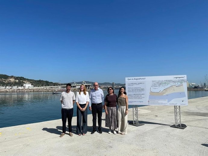 Imagen del acto de colocación con la comisionada de Promoción Económica del Ayuntamiento de Barcelona, Nadia Quevedo, y el presidente del Puerto de Barcelona, José Alberto Carbonell.
