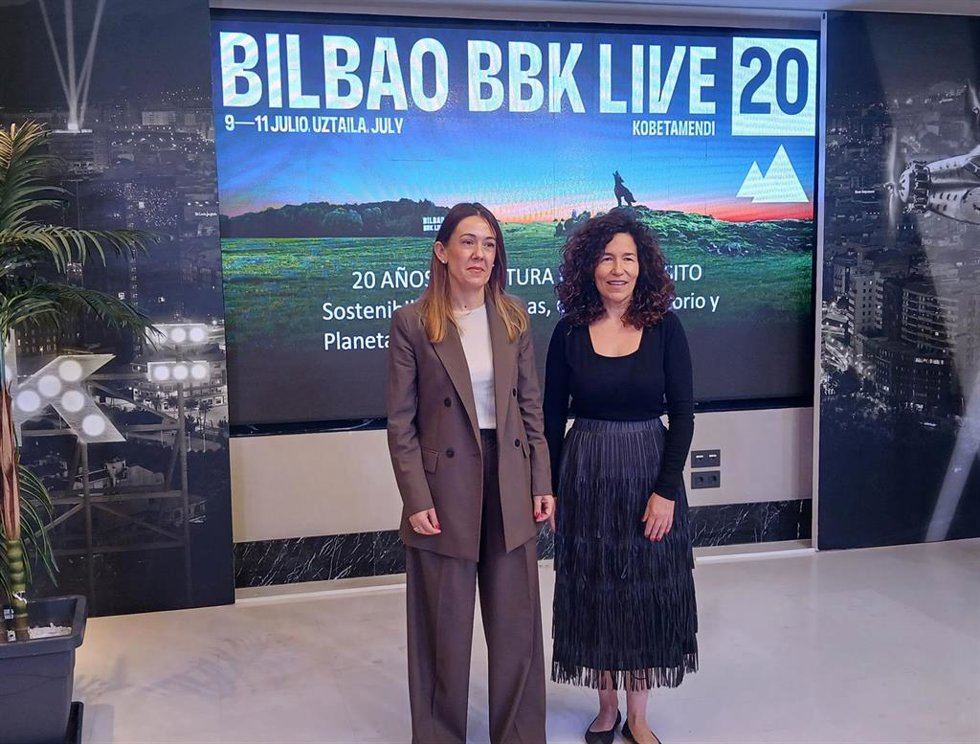 La directora de Obra Social de BBK, Nora Sarasola, y la directora de Sostenibilidad de Last Tour, Paloma Orte de la Peña, en rueda de prensa en la Sala BBK en Bilbao.