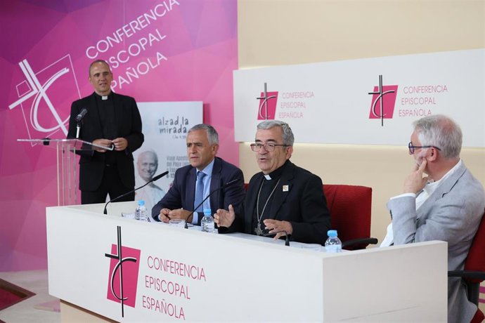 El presidente de la CEE, Mons. Luis Argüello, el coordinador nacional de la visita apostólica, Yago de la Cierva, y el coordinador nacional adjunto de la misma, Fernando Giménez Barriocanal