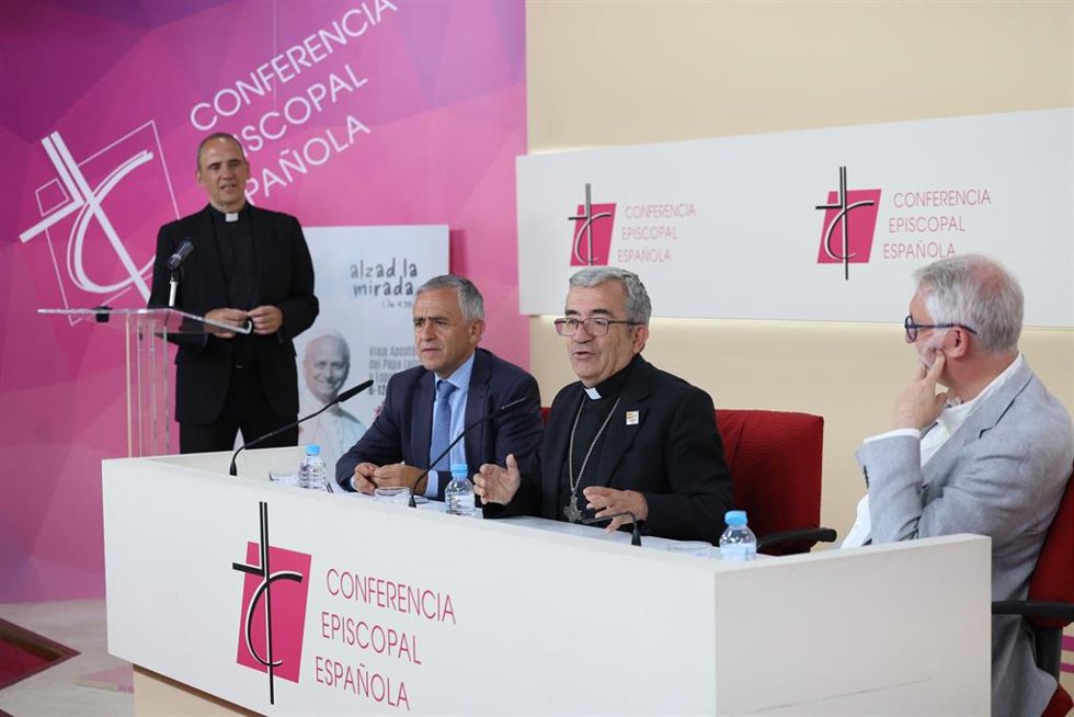 El presidente de la CEE, Mons. Luis Argüello, el coordinador nacional de la visita apostólica, Yago de la Cierva, y el coordinador nacional adjunto de la misma, Fernando Giménez Barriocanal