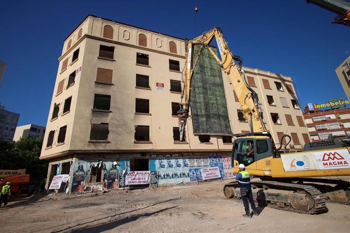 El Ayuntamiento de València inicia el derribo del edificio conocido como 'Chernóbil' dentro del desarrollo del PAI Pare Doménech, en el barrio de Campanar.