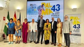 Foto de familia de autoridades y responsables de la 43 edición de 'Palma, Feria de Artes Escénicas de Andalucía', en su presentación.