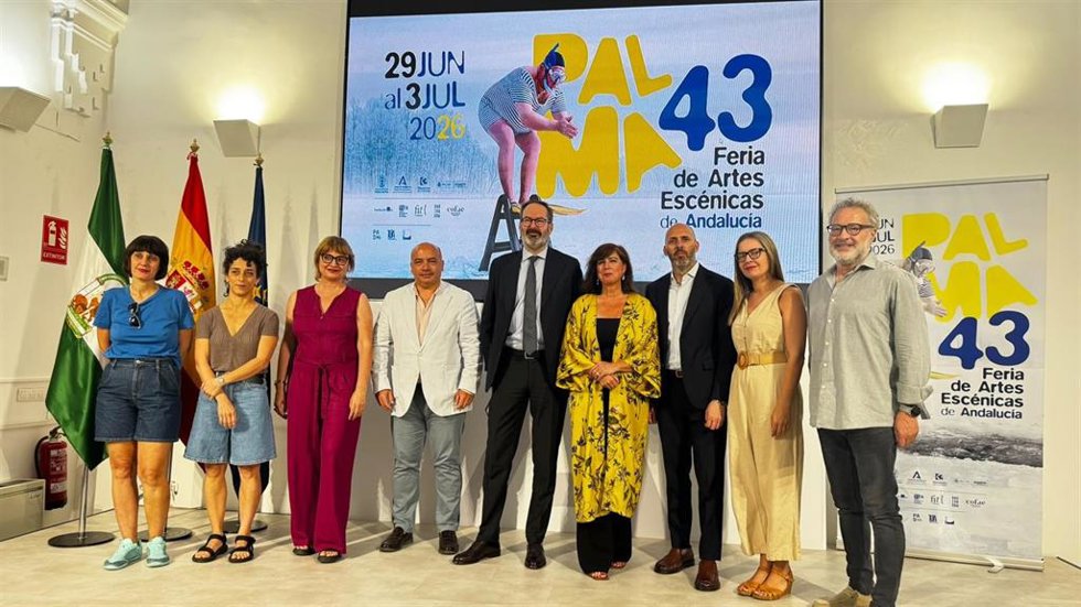 Foto de familia de autoridades y responsables de la 43 edición de 'Palma, Feria de Artes Escénicas de Andalucía', en su presentación.