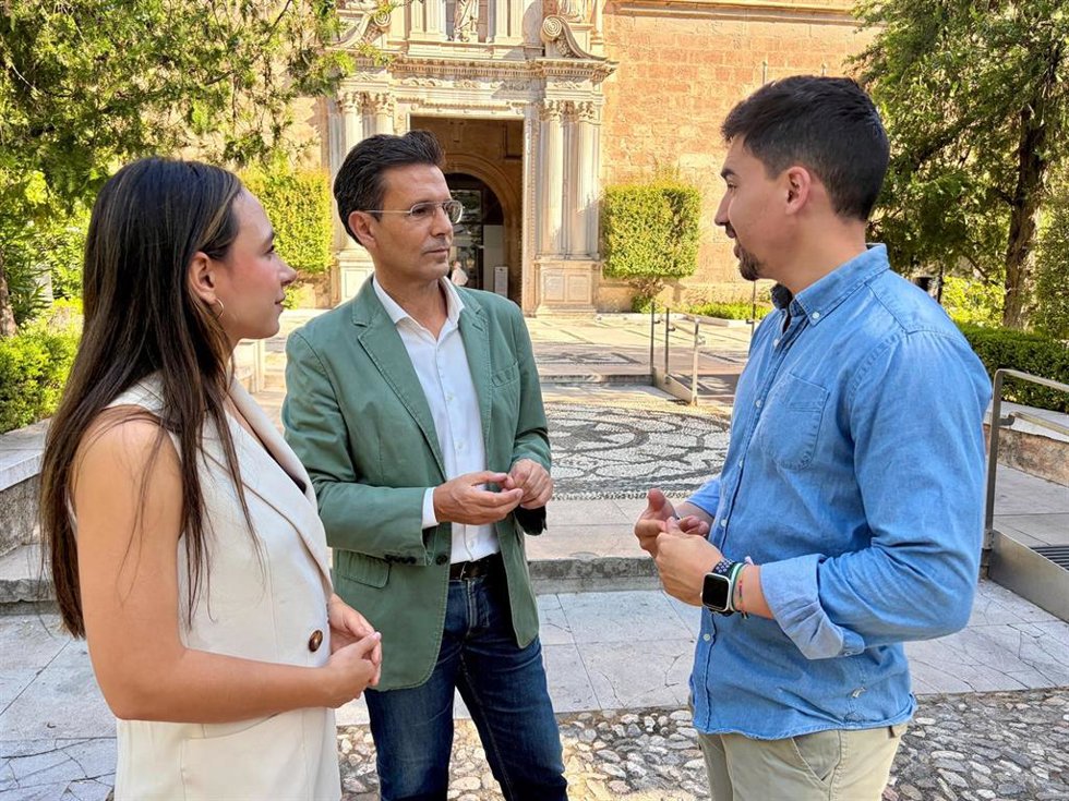 El parlamentario andaluz del PSOE Paco Cuenca junto al rectorado de la UGR.