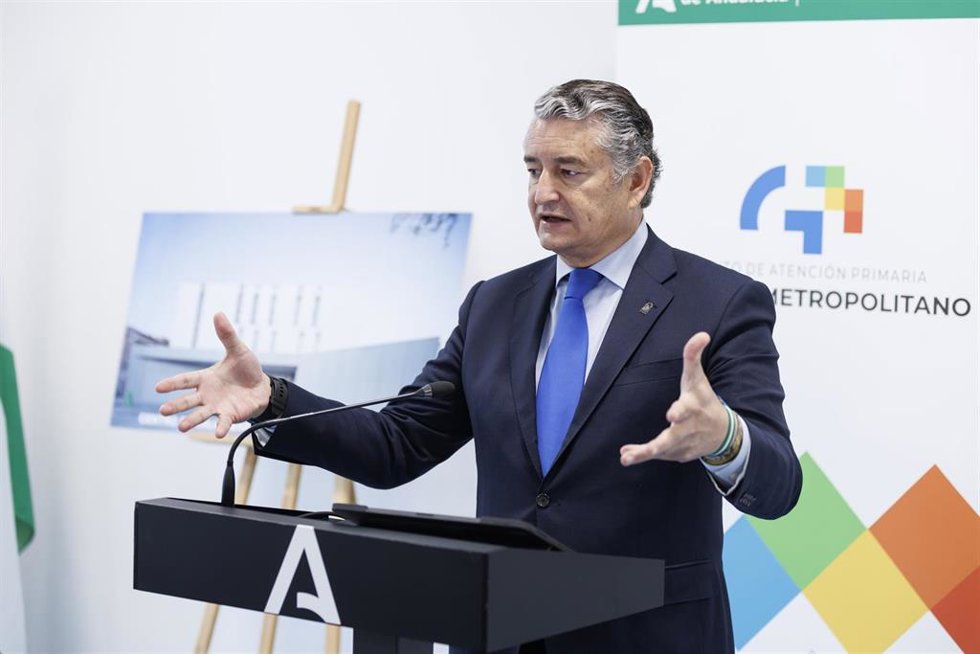 El consejero de Sanidad, Presidencia y Emergencias en funciones, Antonio Sanz, interviene en el acto inaugural del nuevo centro de salud Barriada de la Juventud-Rosaleda de la capital granadina. A 15 de junio de 2026 en Granada (Andalucía, España). 
