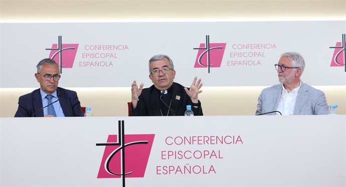 El presidente de la CEE, Mons. Luis Argüello, el coordinador nacional de la visita apostólica, Yago de la Cierva, y el coordinador nacional adjunto de la misma, Fernando Giménez Barriocanal, durante una rueda de prensa