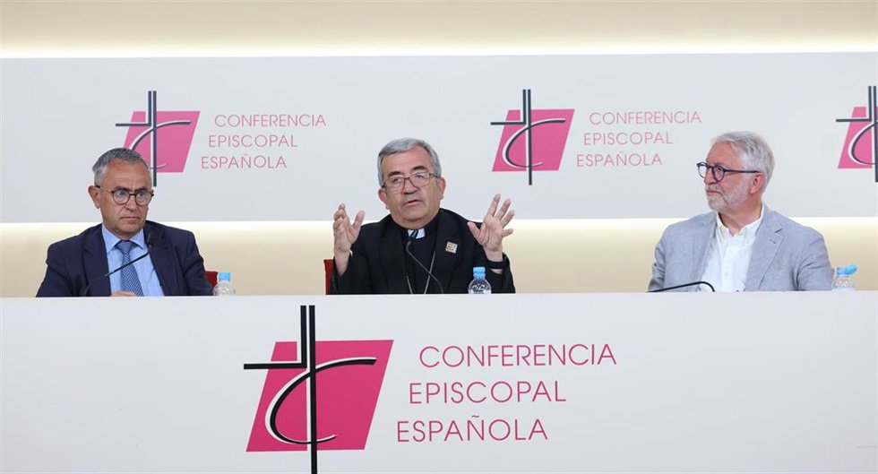 El presidente de la CEE, Mons. Luis Argüello, el coordinador nacional de la visita apostólica, Yago de la Cierva, y el coordinador nacional adjunto de la misma, Fernando Giménez Barriocanal, durante una rueda de prensa