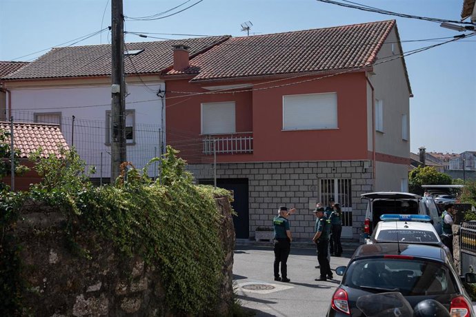 Agentes de la Guardia Civil trabajan en el lugar de los hechos, a 16 de junio de 2026, en Cambados, Pontevedra