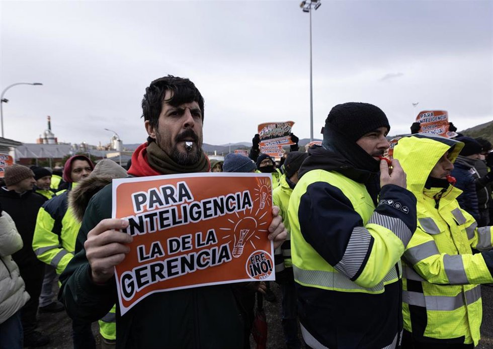 Archivo - Trabajadores de ENCE Navia durante las movilizaciones de la planta de la pastera ENCE, a 30 de enero de 2026, en Navia.