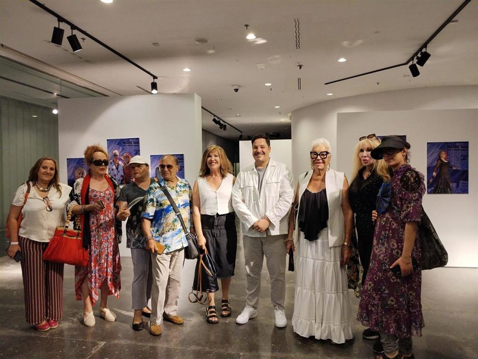 La presidenta de ATA Sylvia Rivera, Mar Cambrollé, presente en la inauguración de la muestra 'Sin pedir permiso' en Sevilla.