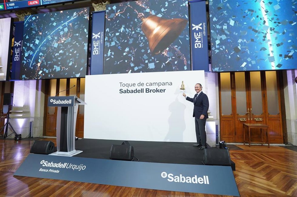 El director general de Banco Sabadell y director de Banca Corporativa, Cristóbal Paredes, en el toque de campana en la Bolsa de Madrid.