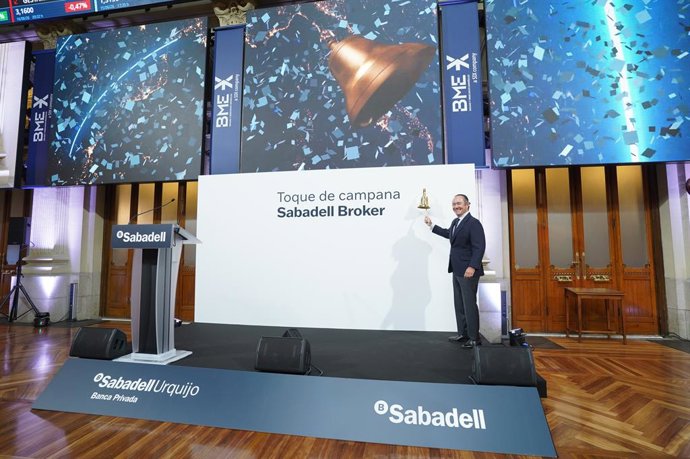 El director general de Banco Sabadell y director de Banca Corporativa, Cristóbal Paredes, en el toque de campana en la Bolsa de Madrid.
