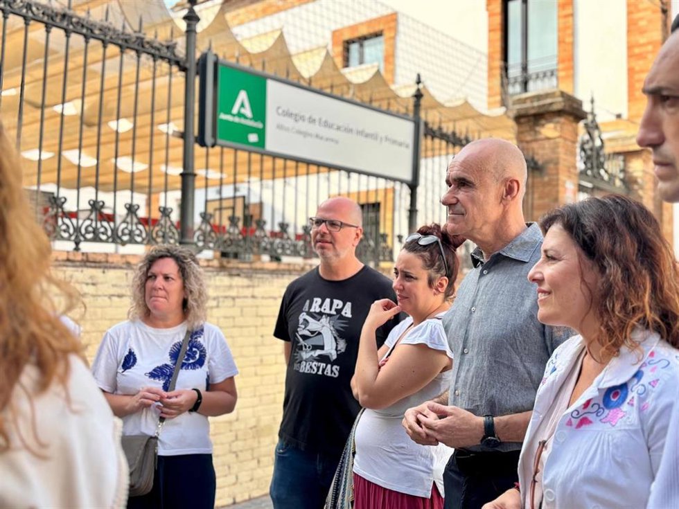El portavoz del Grupo Municipal Socialista, Antonio Muñoz, y la secretaria de Educación del PSOE de Sevilla, Eva Contreras, a las puertas de los Altos Colegios Macarena