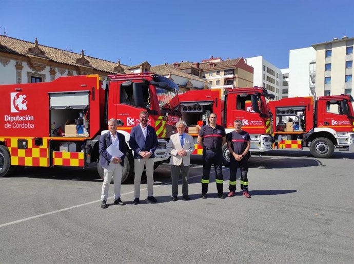 El presidente de la Diputación de Córdoba, Salvador Fuentes (centro), junto a los nuevos vehículos de bomberos.