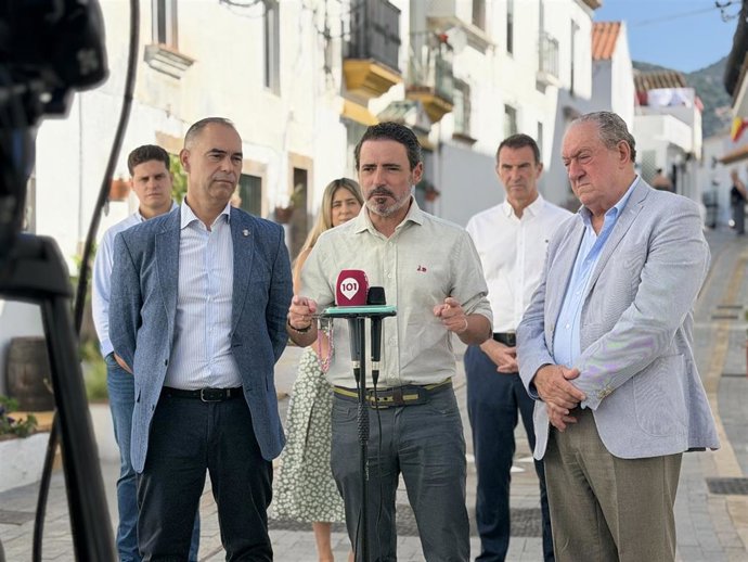 El secretario general del PP de Málaga, José Ramón Carmona, junto al alcalde de Benalmádena, Juan Antonio Lara, y el presidente del PP en el municipio, Enrique Moya.