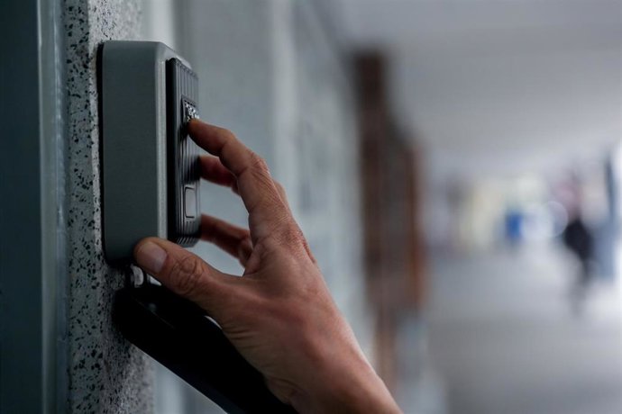 Archivo - Caja de seguridad de un piso turístico, a 20 de mayo de 2024, en Madrid (España).