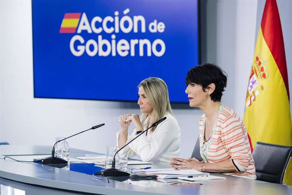 (I-D) La ministra de Educación, Milagros Tolón, y la ministra Portavoz, Elma Saiz,
