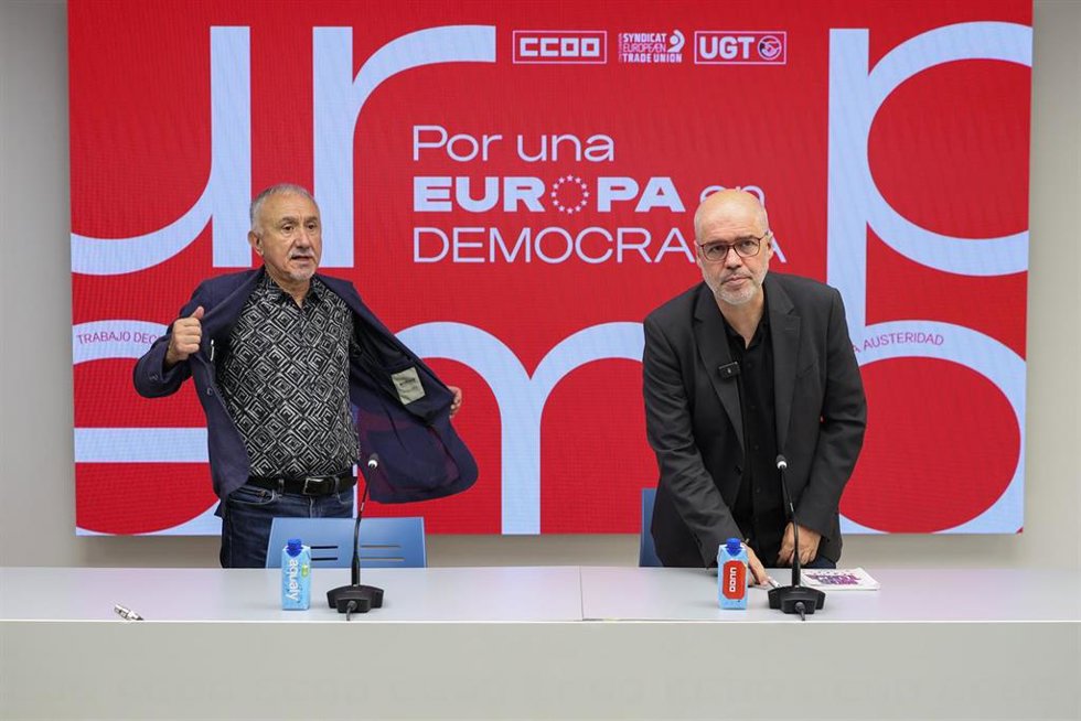 El secretario general de CCOO, Unai Sordo (d), y el secretario general de UGT, Pepe Álvarez (i), durante una rueda de prensa, en la sede de CCOO, a 16 de junio de 2026, en Madrid (España)