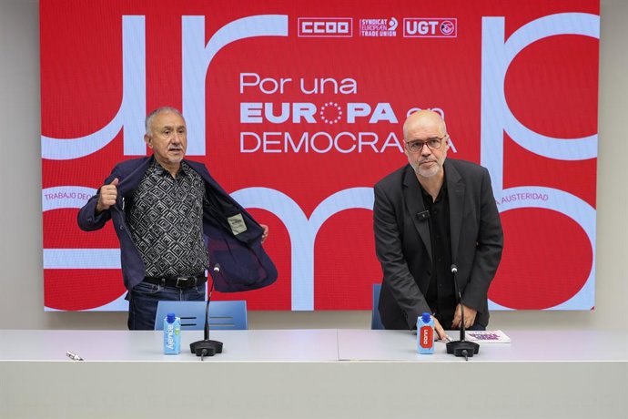 El secretario general de CCOO, Unai Sordo (d), y el secretario general de UGT, Pepe Álvarez (i), durante una rueda de prensa, en la sede de CCOO, a 16 de junio de 2026, en Madrid (España). Durante la rueda, Sordo y Álvarez han presentado la movilización s