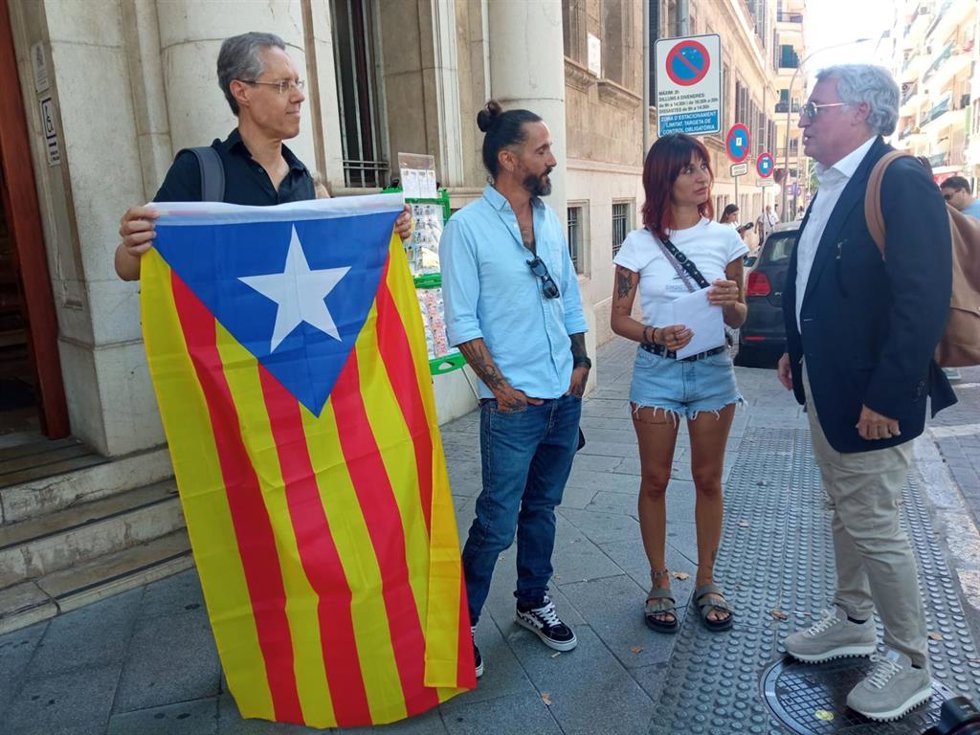 El expresidente del Parlament Balti Picornell (2i) a las puertas de los juzgados de Vía Alemania.