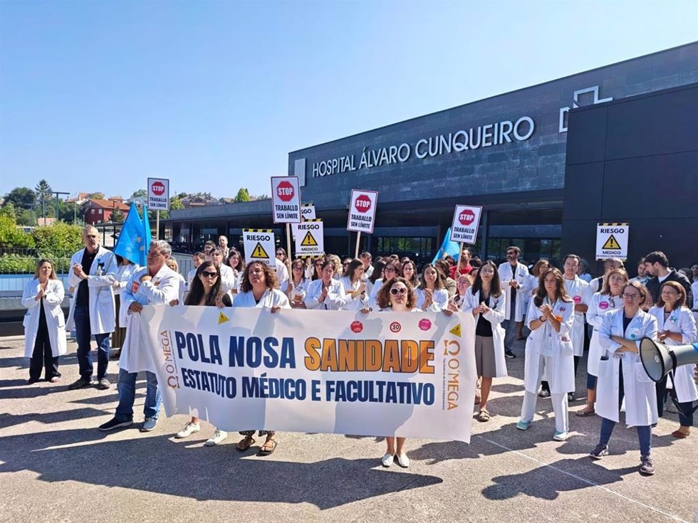 Concentración contra el proyecto de Estatuto Marco del Gobierno central ante el Hospital Álvaro Cunqueiro de Vigo